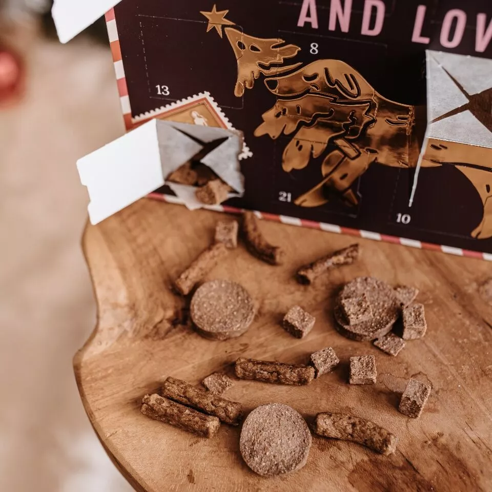 Hunde Adventskalender Mit 8 Fleischsorten - 24 Leckereien Für Die Weihnachtszeit