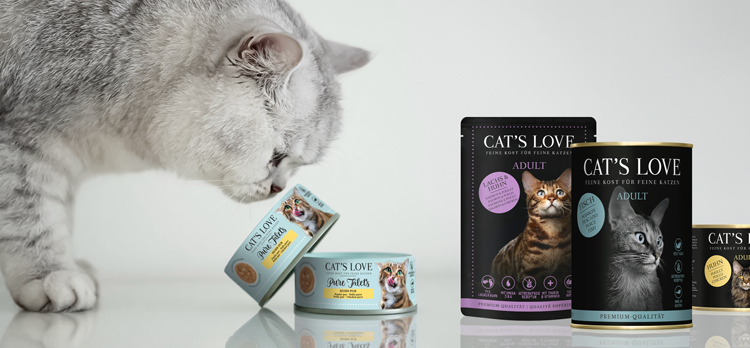 Katze riecht an Katzenfutter von Catslove