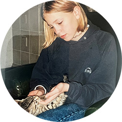Katharina Miklauz dans sa jeunesse caresse son chat familial