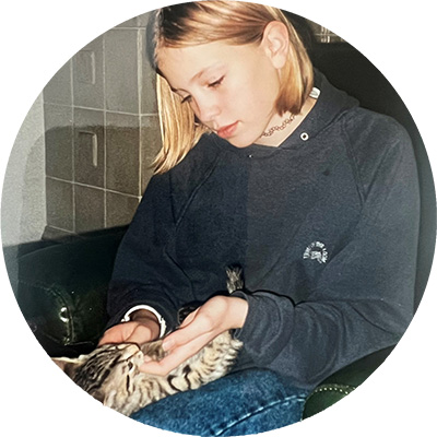 Katharina Miklauz da giovane accarezza il gatto di famiglia